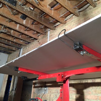 Fixing plasterboard
